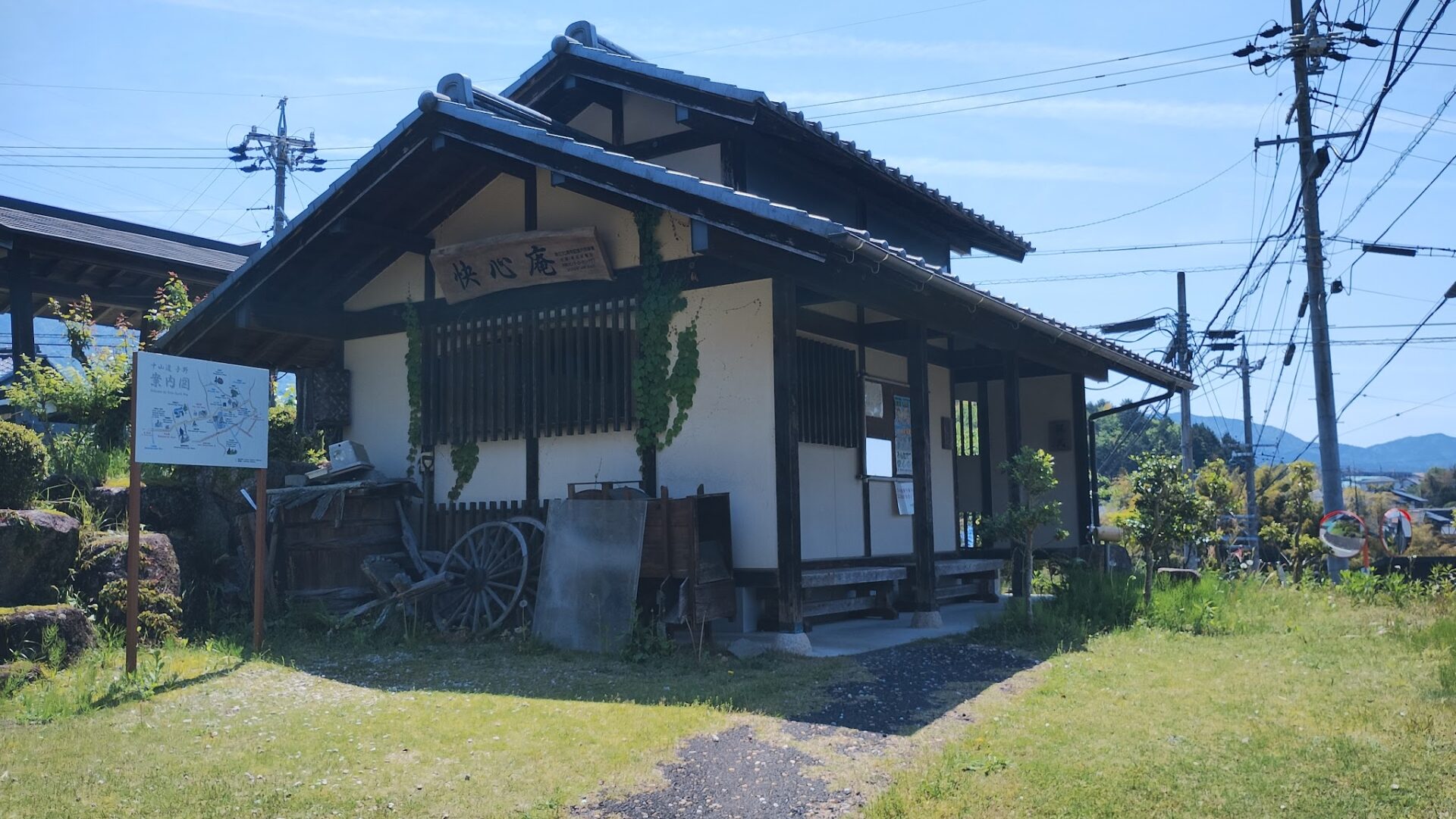 A shaded rest area beside the Nakasendo in Nakatsugawa