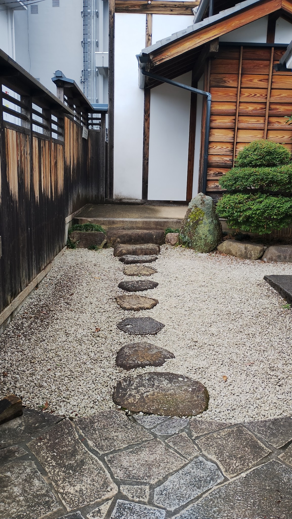 Stepping stones leading into the former Nakatsugawa-juku Wakihonjin