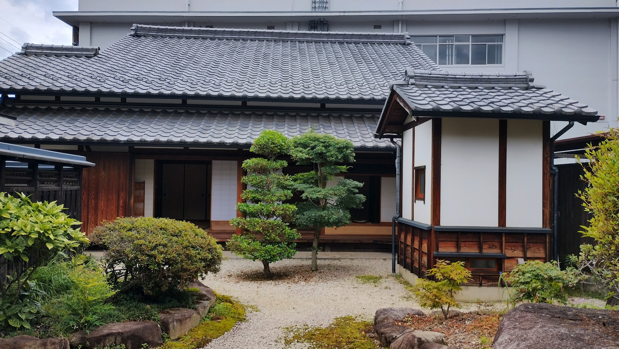 The former Nakatsugawa-juku Wakihonjin building and garden